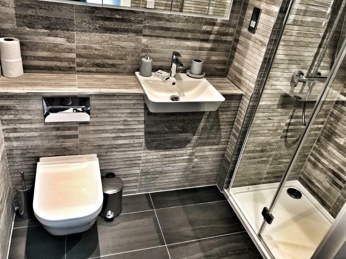 Amazing & Spacious 2 Bed 2 Bath Luxury Apartment With Balcony Free Wifi Sleeps 6 Bushey Eksteriør bilde
